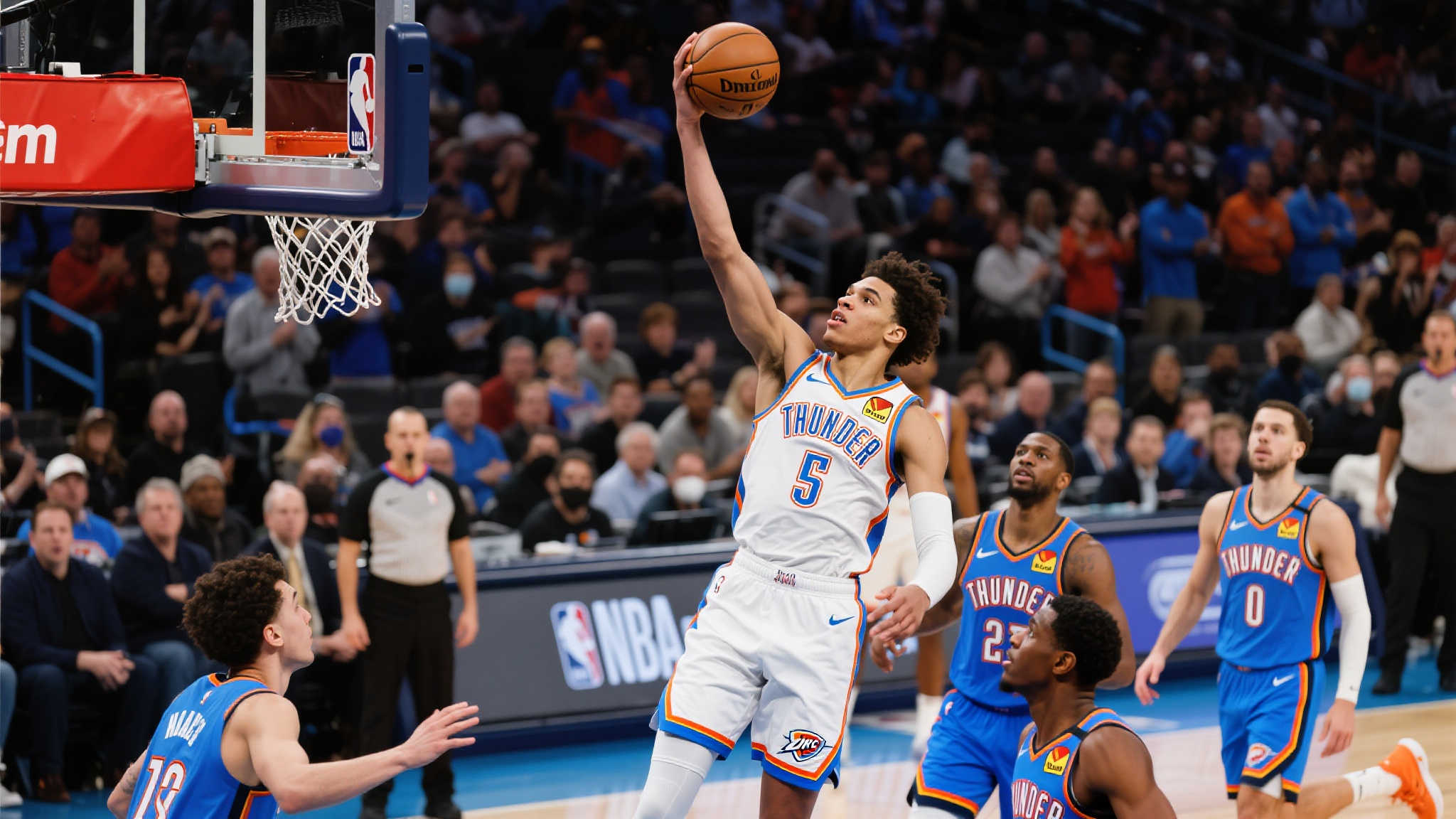 杰威远程制导,霍姆格伦单臂轰炸,雷霆末节握双位优势 雷霆队在最近的比赛中凭借团队协作和个人能力的出色表